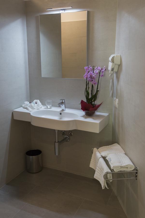 Alma Living Hotel- Al Girarrosto Венцоне Экстерьер фото